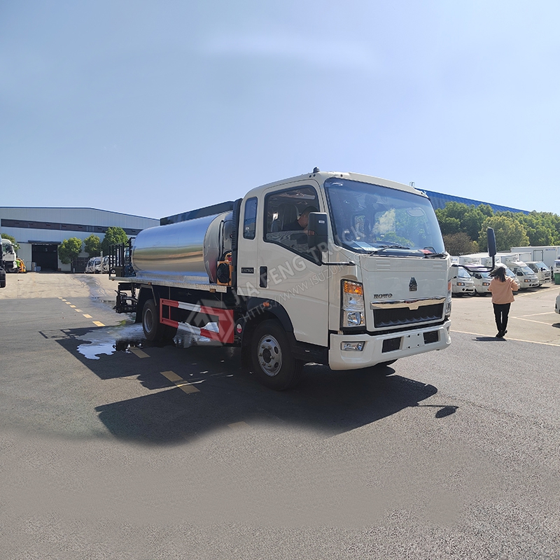 Sinotruk HOWO 6-cubic-meter asphalt spreader truck