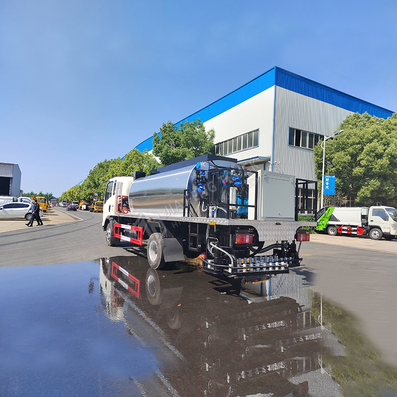 Sinotruk HOWO 6-cubic-meter asphalt spreader truck