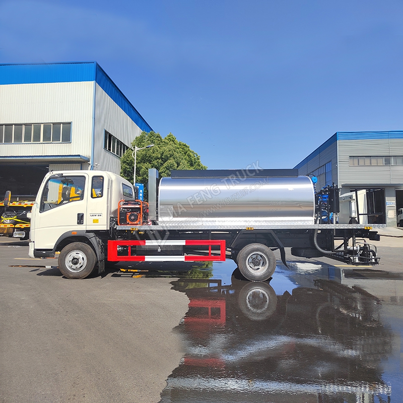 Sinotruk HOWO 6-cubic-meter asphalt spreader truck