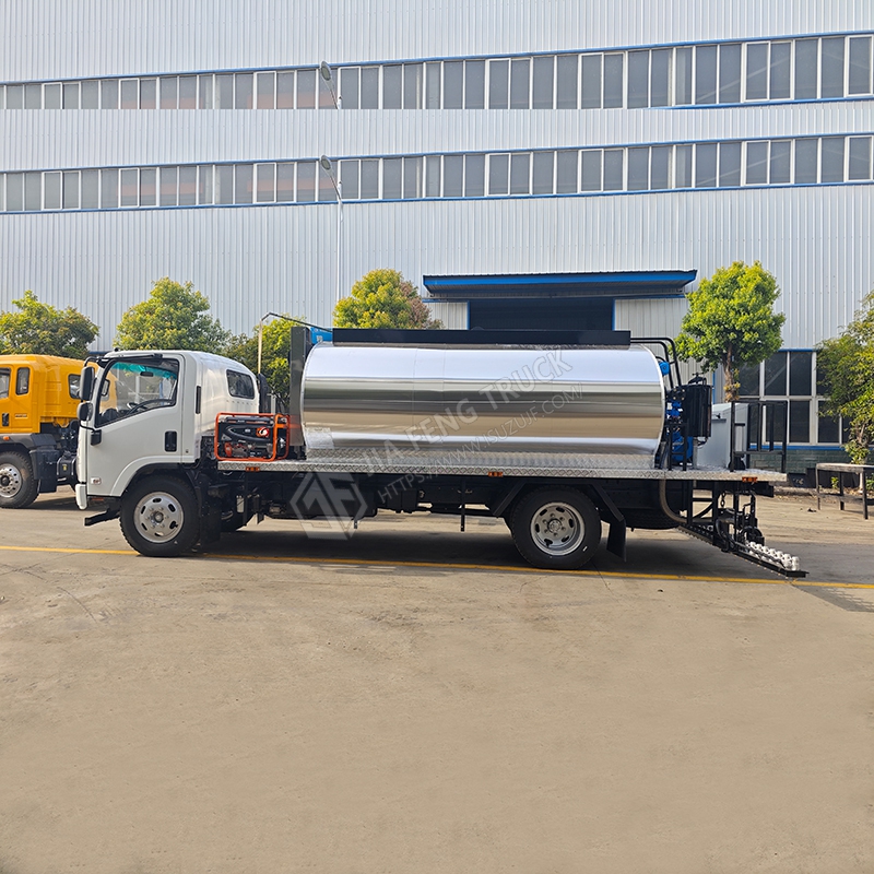 Isuzu 8-cubic-meter asphalt spreader truck
