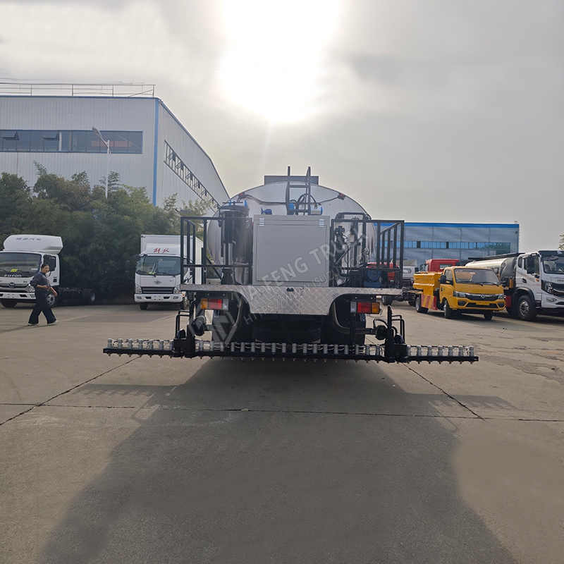 Isuzu 8-cubic-meter asphalt spreader truck