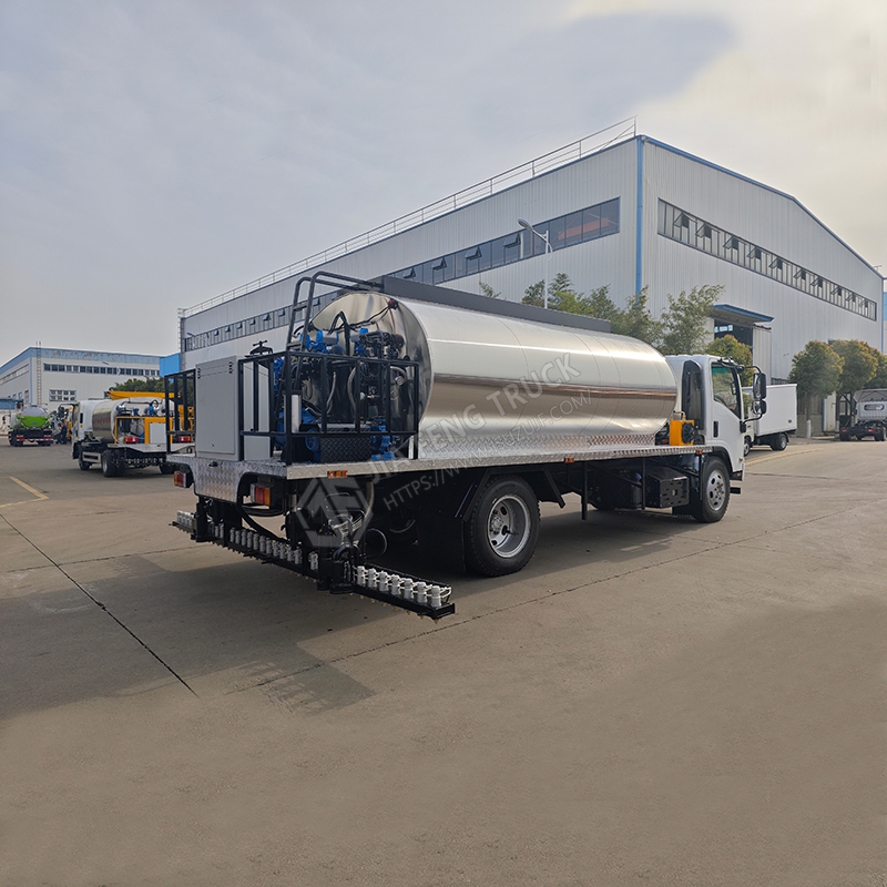 Isuzu 8-cubic-meter asphalt spreader truck