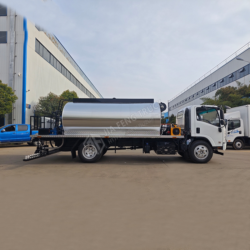 Isuzu 8-cubic-meter asphalt spreader truck