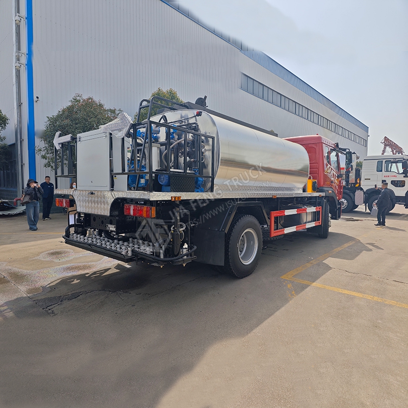 Sinotruk HOWO 12-cubic-meter asphalt spreader truck