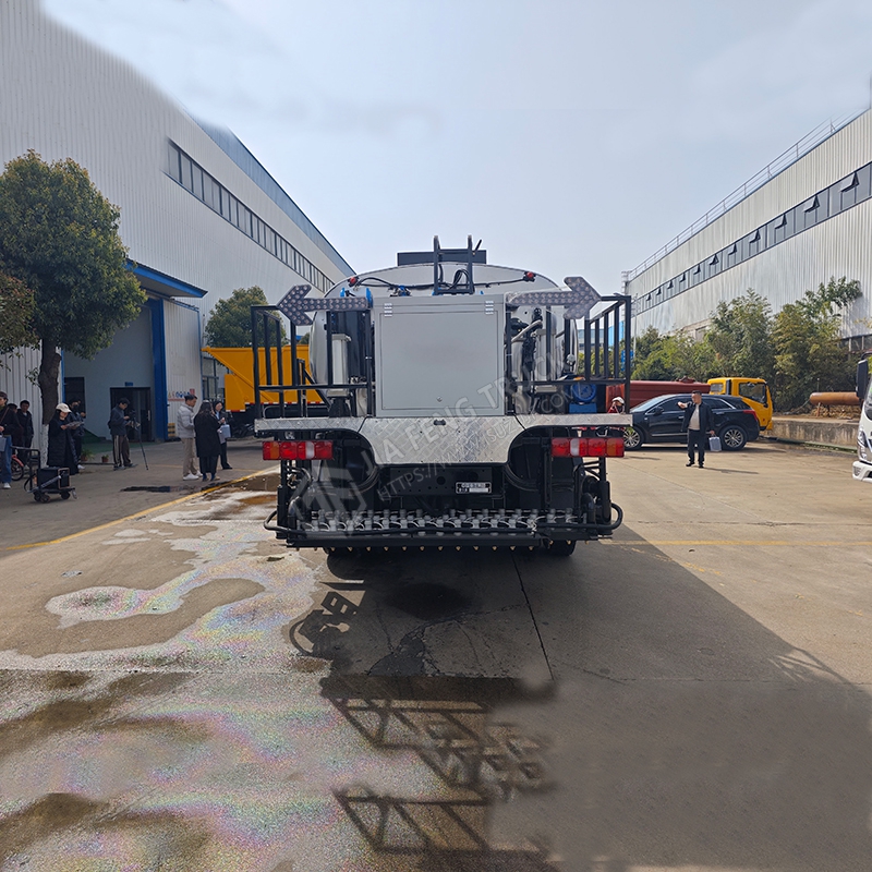 Sinotruk HOWO 12-cubic-meter asphalt spreader truck