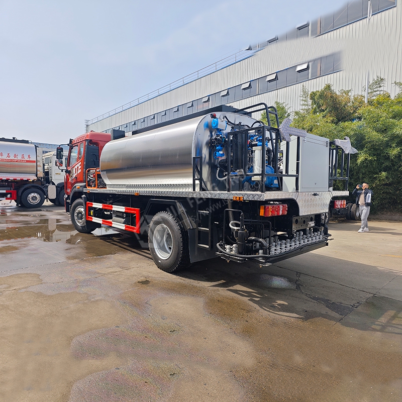 Sinotruk HOWO 12-cubic-meter asphalt spreader truck