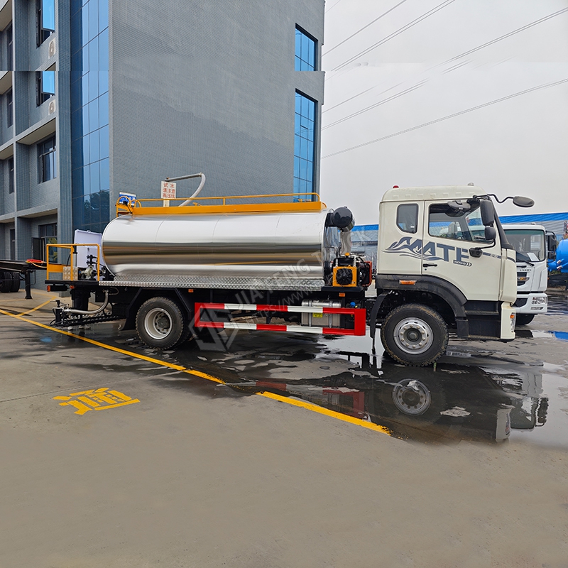 Sinotruk HOWO 12-cubic-meter asphalt spreader truck