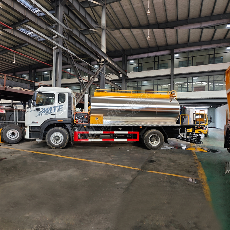 Sinotruk HOWO 12-cubic-meter asphalt spreader truck