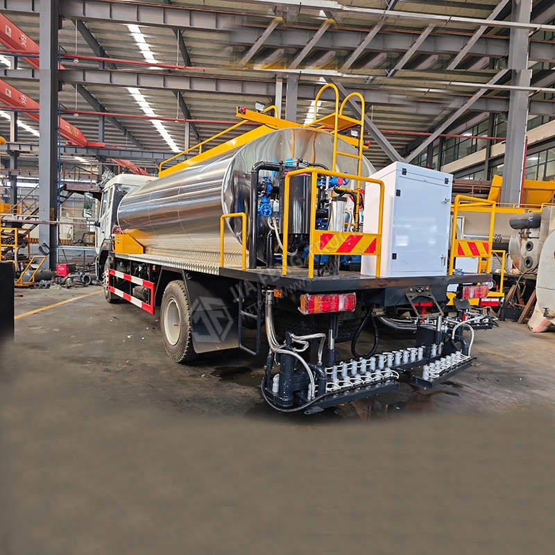 Sinotruk HOWO 12-cubic-meter asphalt spreader truck