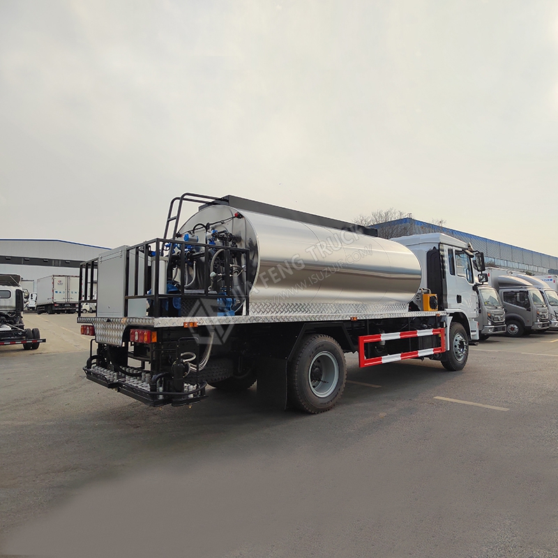 Shacman Automobile 12-cubic-meter asphalt spreader truck