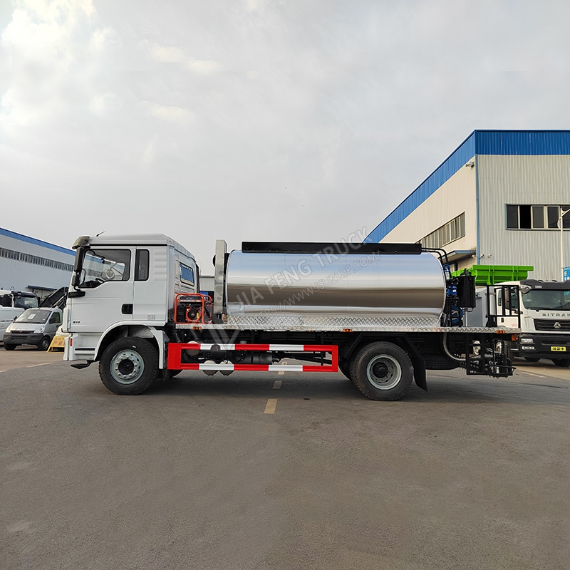 Shacman Automobile 12-cubic-meter asphalt spreader truck