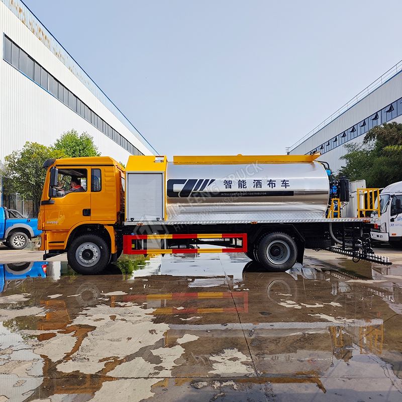 Shacman Automobile L3000 12-cubic-meter Asphalt Spreader Truck