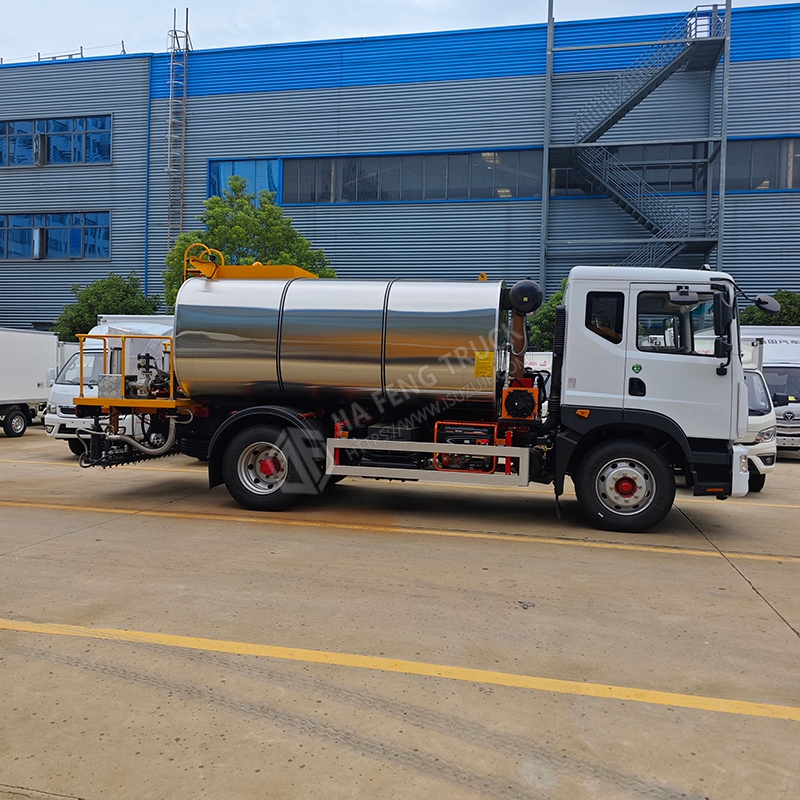 Dongfeng 12-cubic-meter asphalt spreader truck
