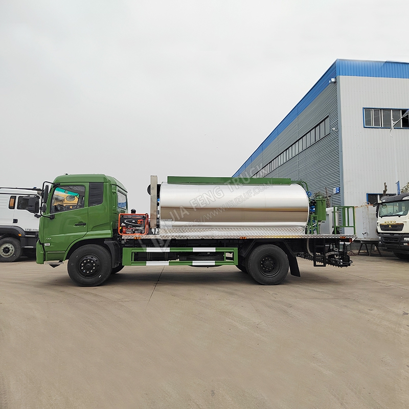 Dongfeng 12-cubic-meter asphalt spreader truck
