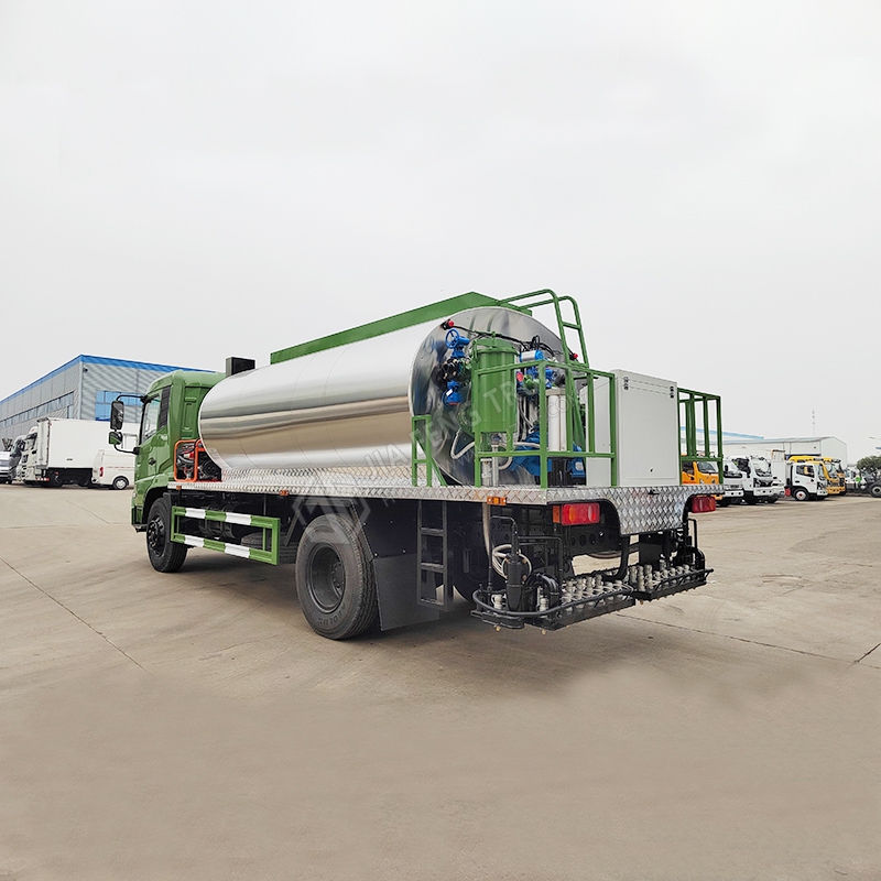 Dongfeng 12-cubic-meter asphalt spreader truck