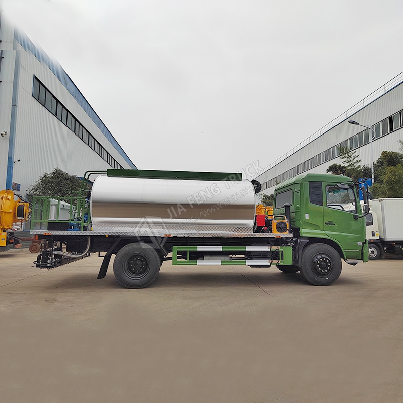 Dongfeng 12-cubic-meter asphalt spreader truck