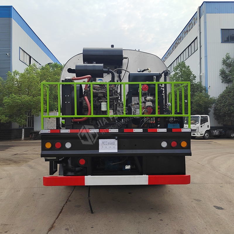30-cubic-meter semi-trailer asphalt spreader truck