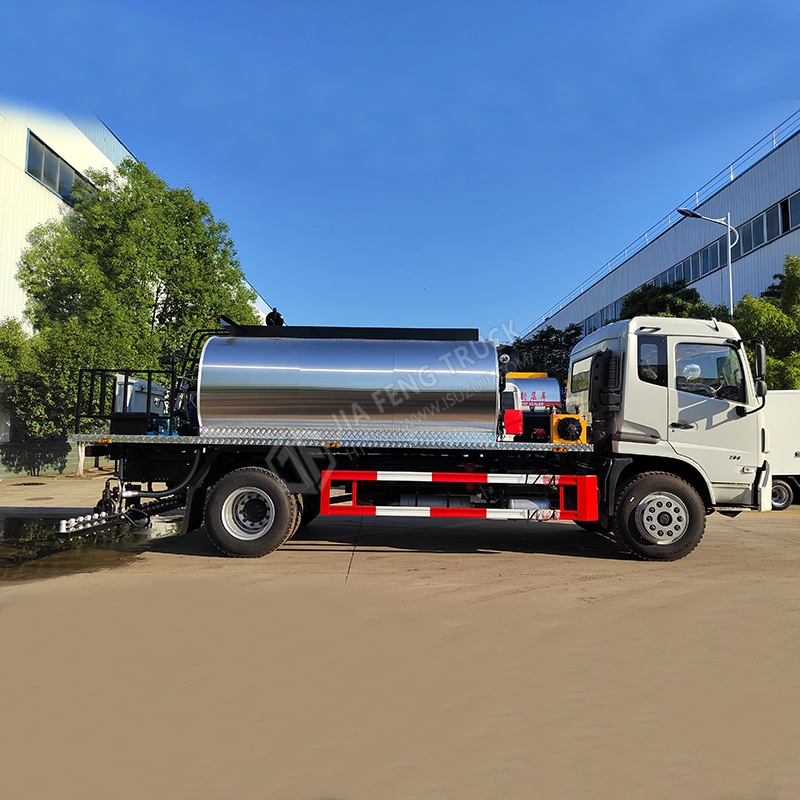 Dongfeng 12-cubic-meter asphalt spreader truck