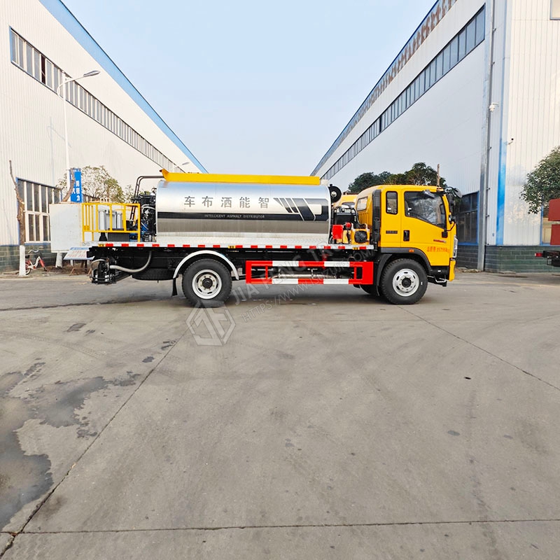 Sinotruk 8-cubic-meter asphalt spreader truck