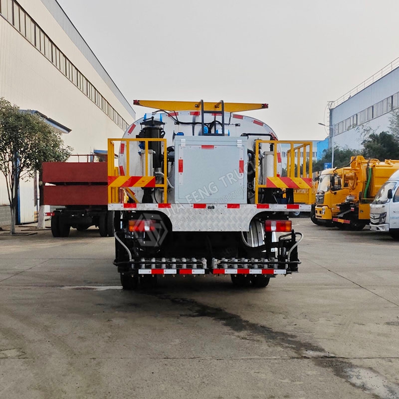 Sinotruk 8-cubic-meter asphalt spreader truck