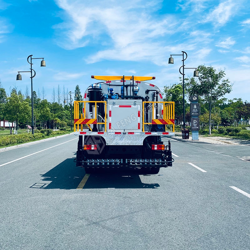 Sinotruk 13-cubic-meter asphalt spreader truck