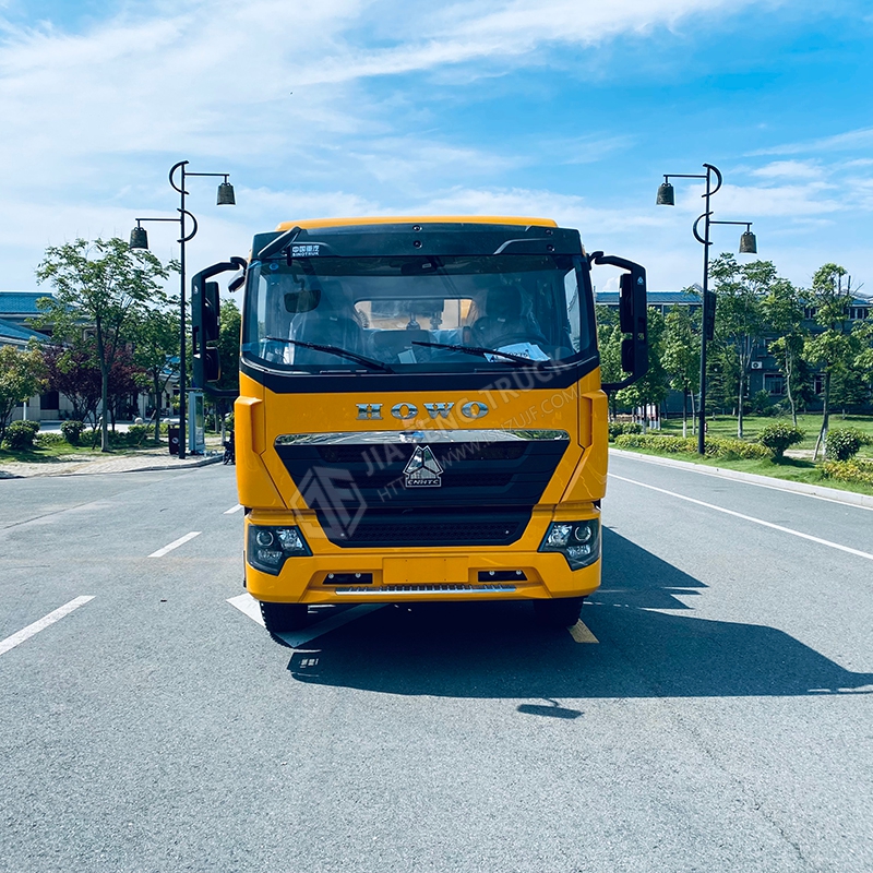 Sinotruk 13-cubic-meter asphalt spreader truck