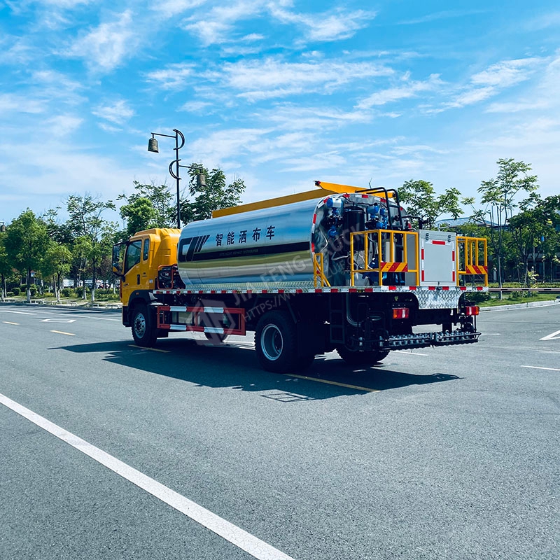 Sinotruk 13-cubic-meter asphalt spreader truck