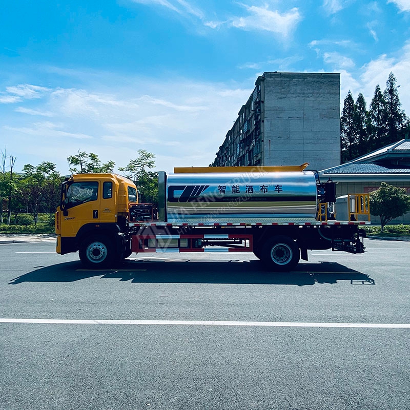 Sinotruk 13-cubic-meter asphalt spreader truck