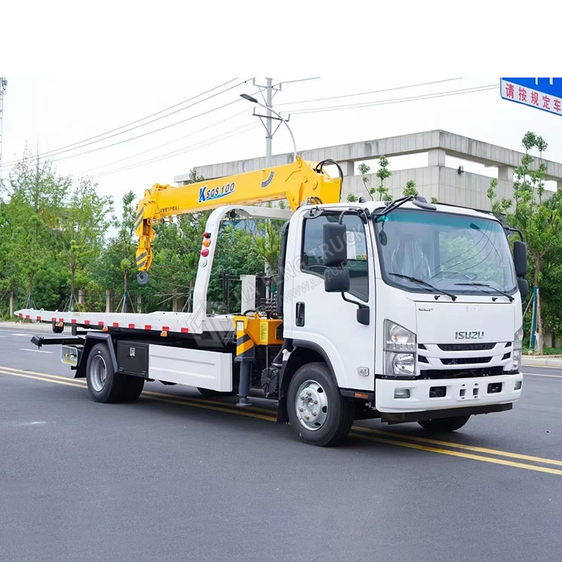 Isuzu tow truck equipped with XCMG 5-ton straight boom crane