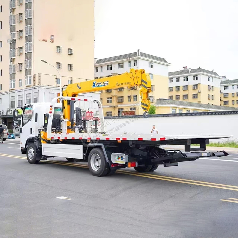 Isuzu tow truck equipped with XCMG 5-ton straight boom crane