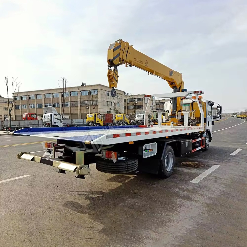 Isuzu Roadside Recovery Vehicle with Onboard Crane