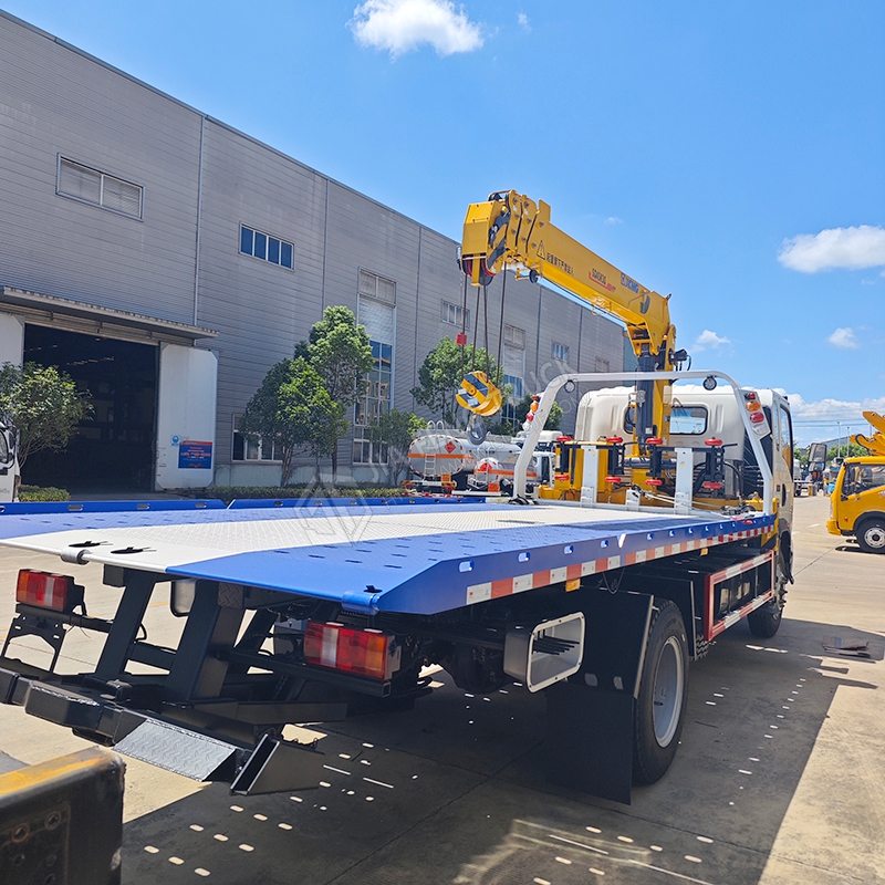 Sinotruk HOWO 4x2 Tow Truck with 3-Ton Crane