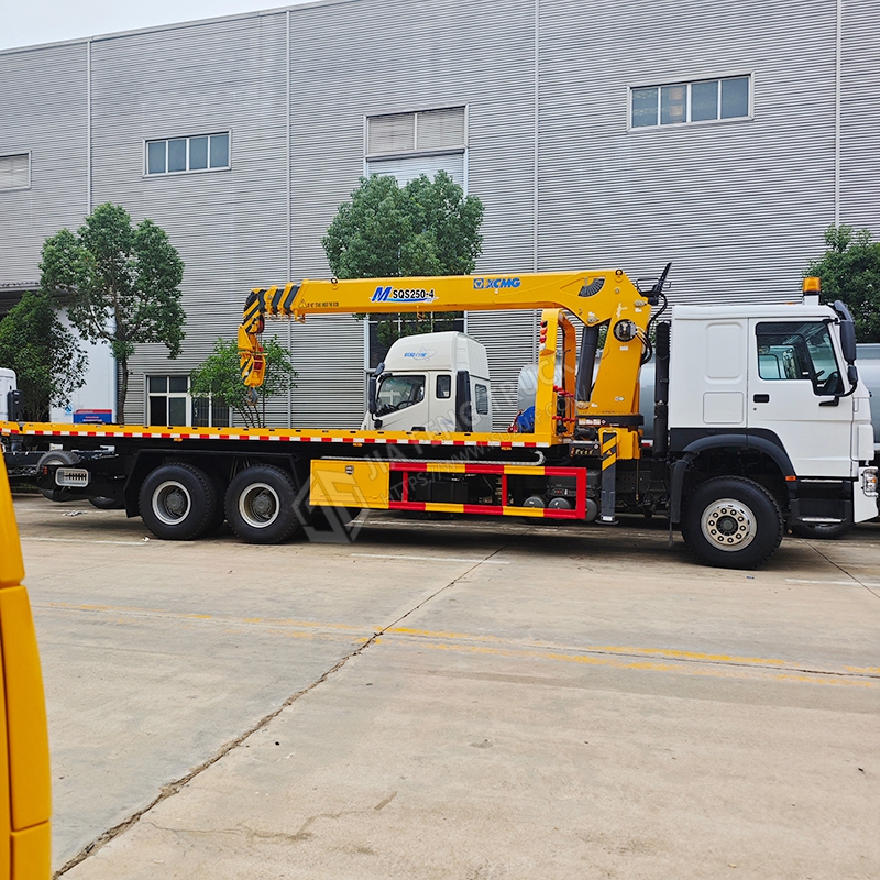 Sinotruk HOWO 6x4 with XCMG 10-ton 4-section boom trailer