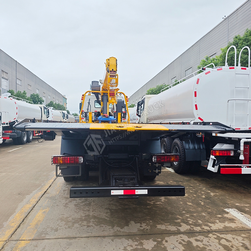 Sinotruk HOWO 6x4 with XCMG 10-ton 4-section boom trailer