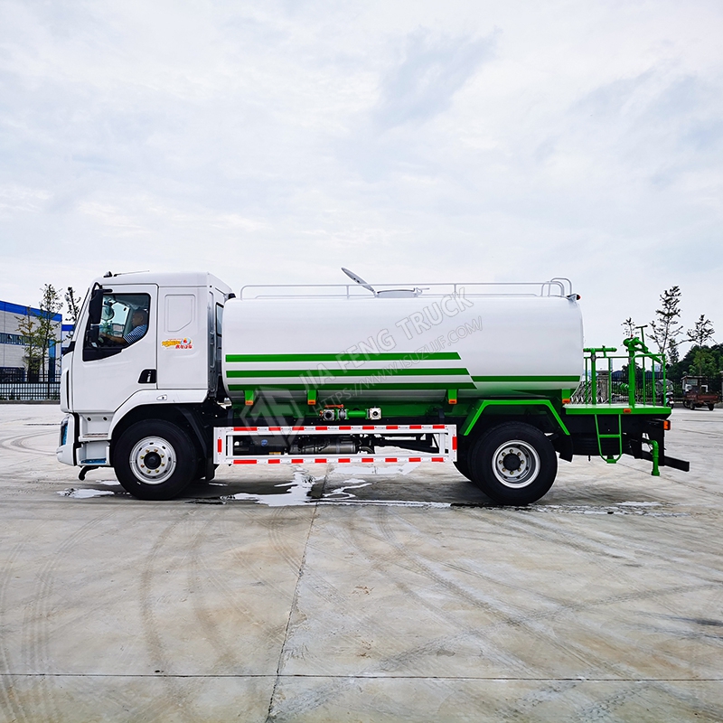 Liuzhou Automobile Multi-Functional Road Sprinkler Truck