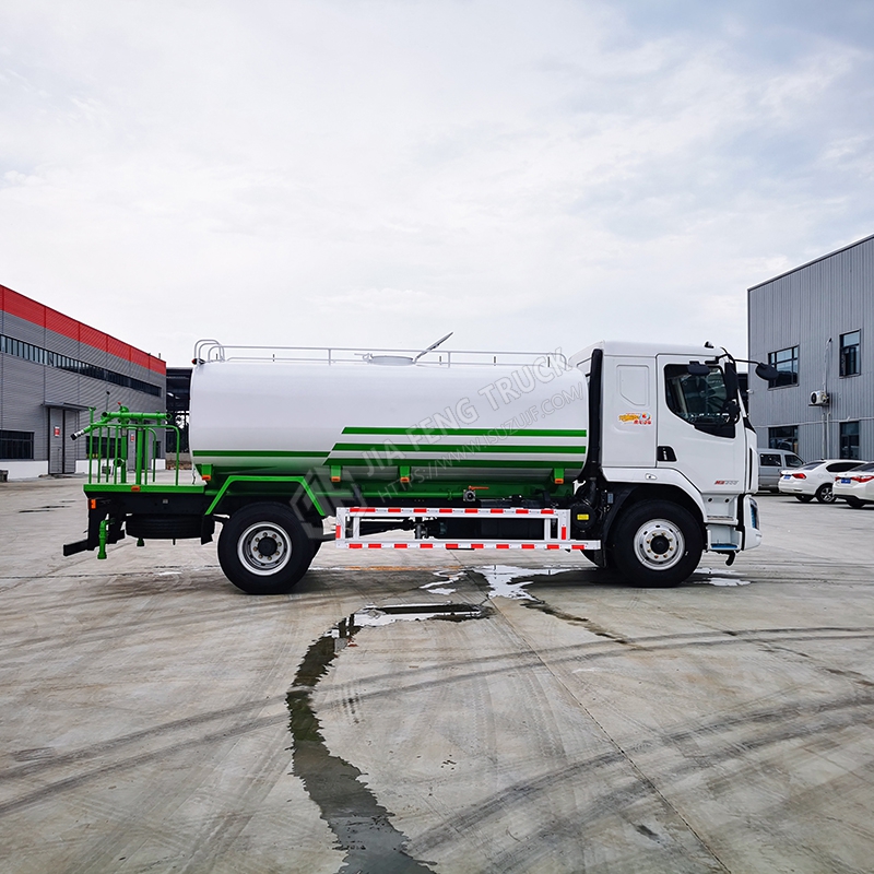 Liuzhou Automobile Multi-Functional Road Sprinkler Truck