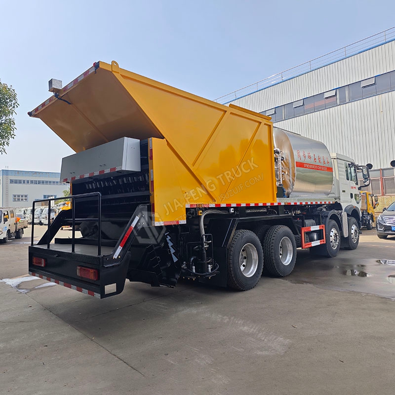 Sinotruk HOWO 8x4 Gravel Synchronous Sealing Truck