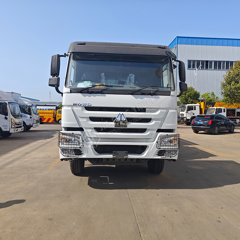 Sinotruk HOWO 4x2 Synchronized Stone Chip Seal Truck, Right-Hand Drive