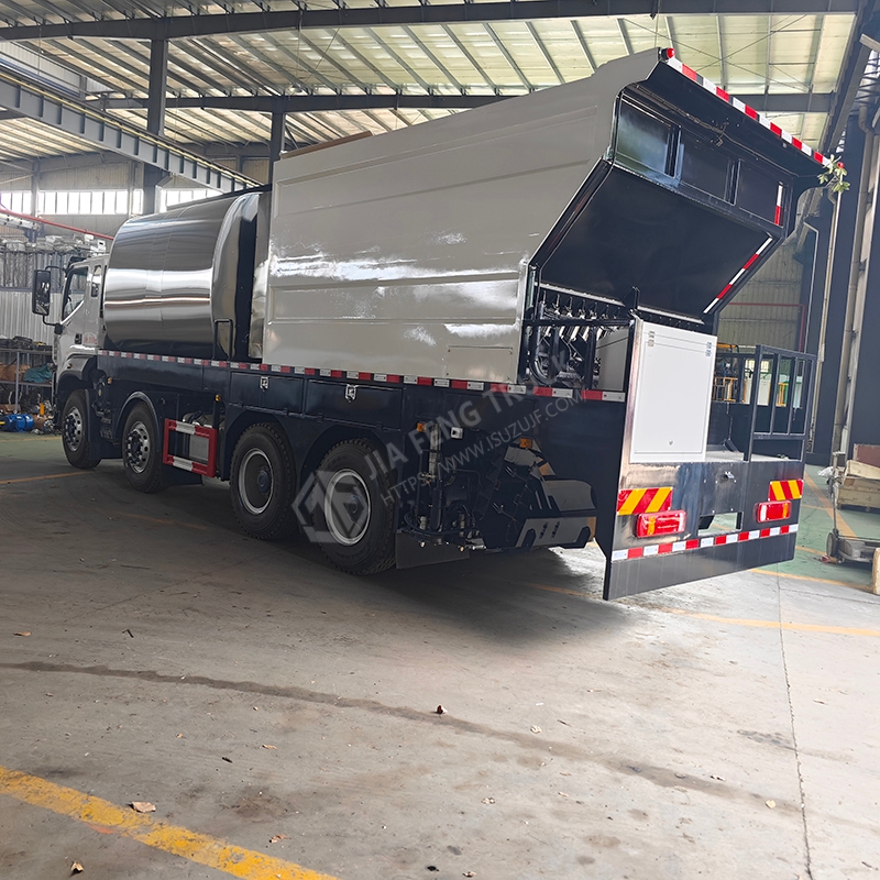 Beijing Heavy-Duty Truck 8x4 Synchronized Stone Chip Seal Machine