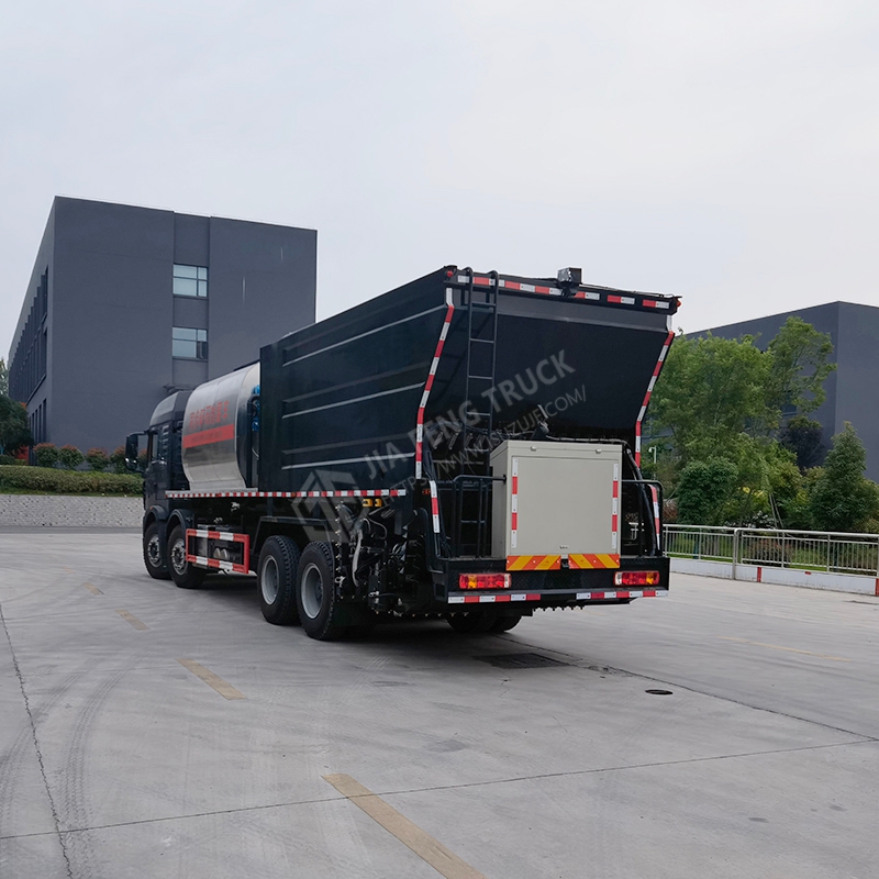 Sinotruk HOWO 8x4 Synchronized Stone Chip Sealing Machine
