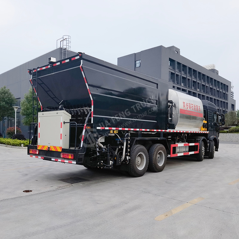 Sinotruk HOWO 8x4 Synchronized Stone Chip Sealing Machine