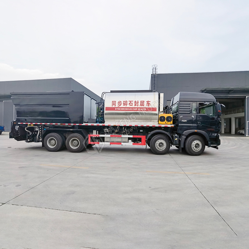 Sinotruk HOWO 8x4 Synchronized Stone Chip Sealing Machine