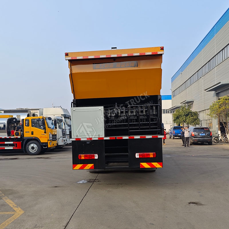 Sinotruk Howo 18-cubic-meter Synchronous Stone Chip Seal Machine