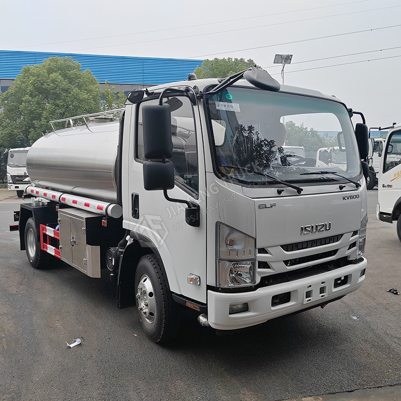 Isuzu 8-cubic-meter milk transport truck