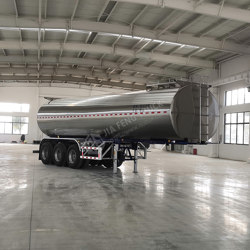 Dongfeng Tianlong 33-cubic-meter semi-trailer milk tanker