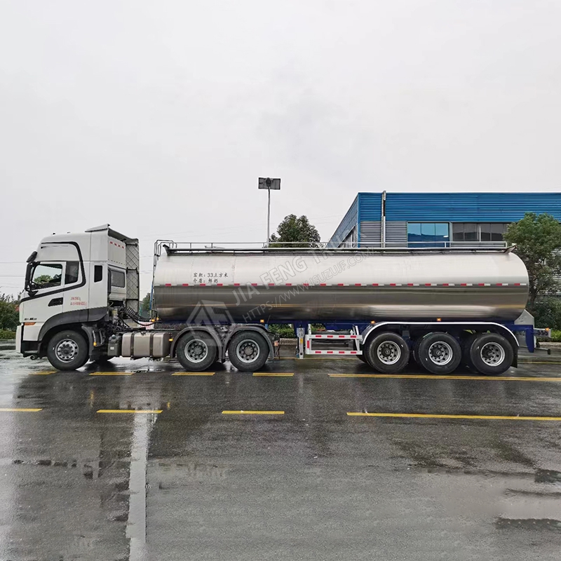 Dongfeng Tianlong 33-cubic-meter semi-trailer milk tanker