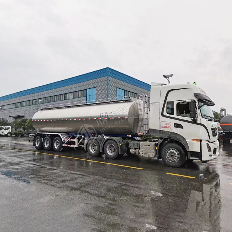 Dongfeng Tianlong 33-cubic-meter semi-trailer milk tanker