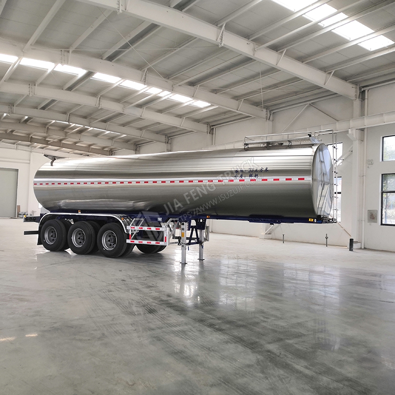 Dongfeng Tianlong 33-cubic-meter semi-trailer milk tanker