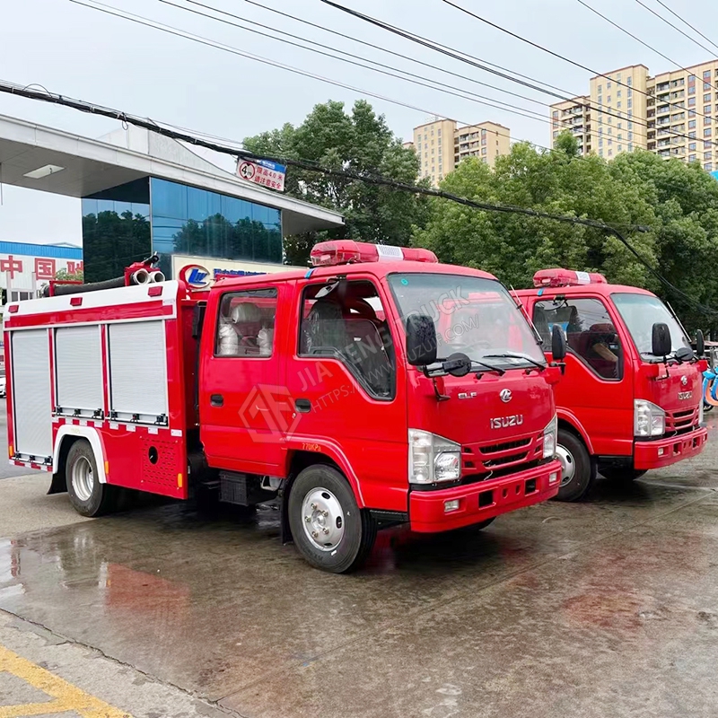 Isuzu 2-ton water tank fire truck