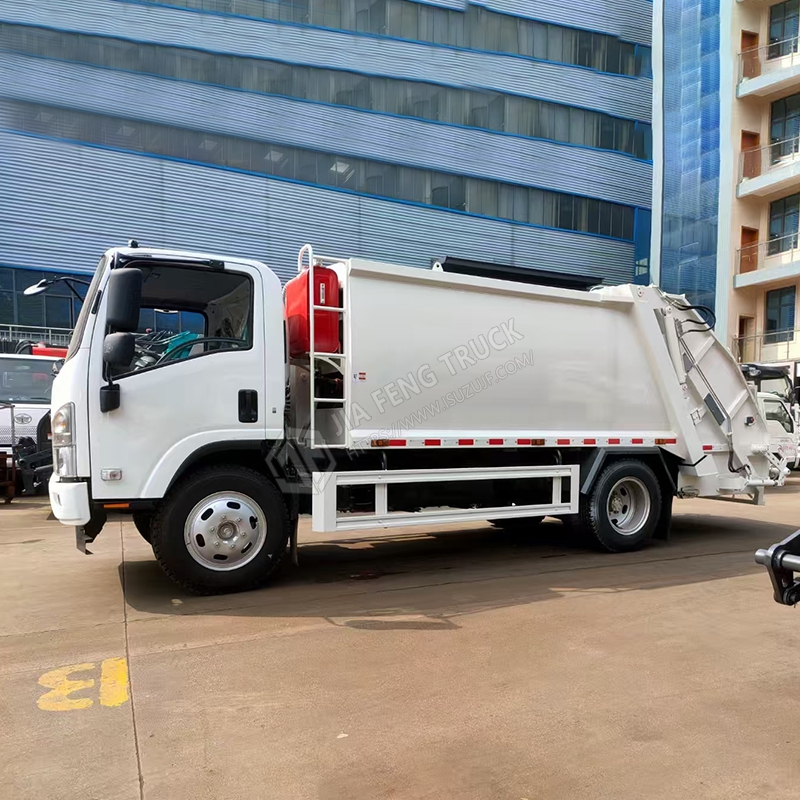 Isuzu 700P компактор мусорный грузовик